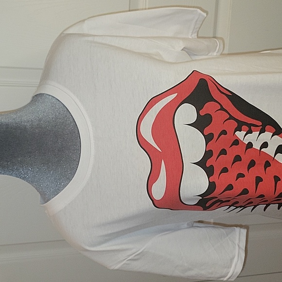 NWOT Grapic  Print Lips 💋 👅 Tongue Tunic Tshirt - Picture 3 of 9